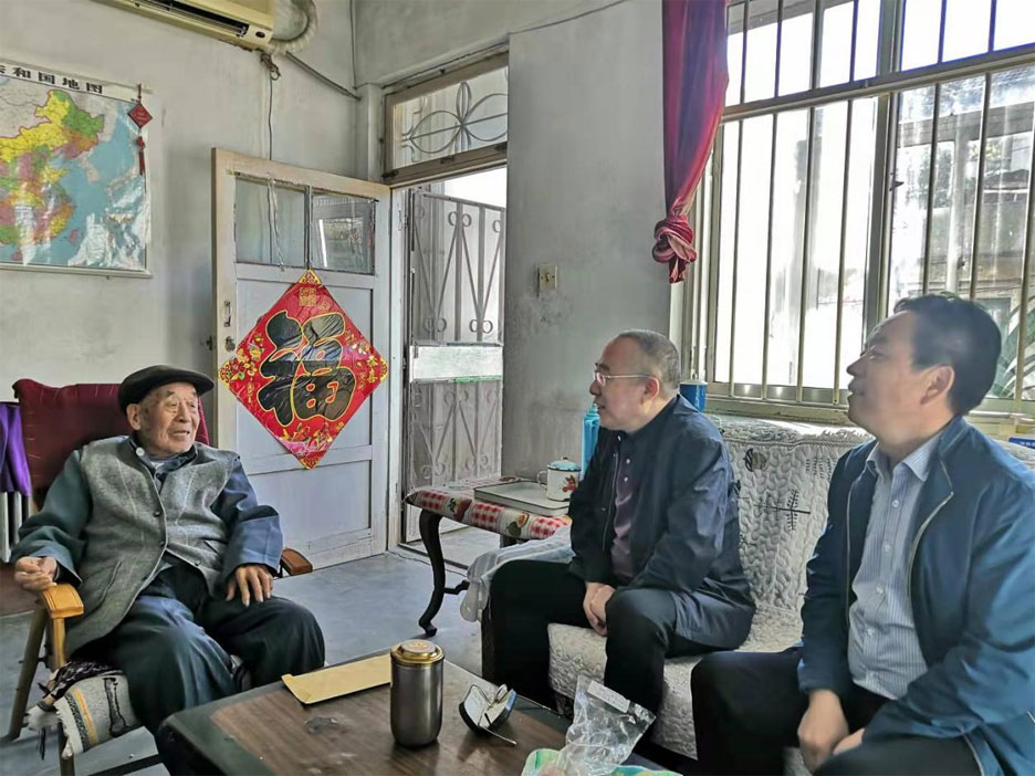 集團領(lǐng)導重陽節(jié)走訪看望離退休老干部(圖2)