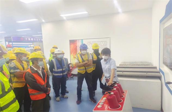 青島自貿(mào)片區(qū)?中德生態(tài)園建筑工人全員體驗(yàn)式安全教育培訓(xùn)在榮華(青島)建科“省級(jí)建筑施工安全和裝配式施工體驗(yàn)式教育基地”體驗(yàn)館內(nèi)正式啟動(dòng)(圖7) 青島自貿(mào)片區(qū)?中德生態(tài)園建筑工人全員體驗(yàn)式安全教育培訓(xùn)在榮華(青島)建科“省級(jí)建筑施工安全和裝配式施工體驗(yàn)式教育基地”體驗(yàn)館內(nèi)正式啟動(dòng)(圖7)