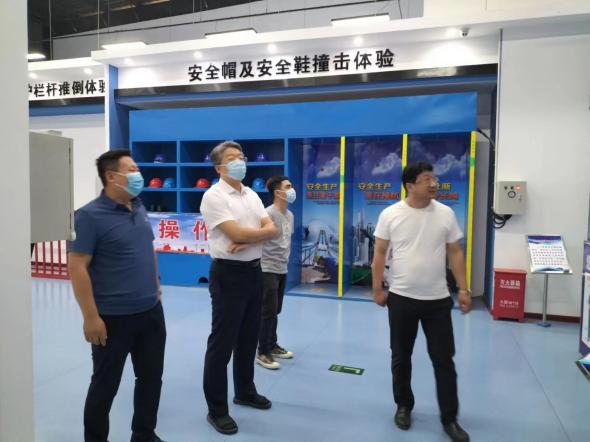青島自貿(mào)片區(qū)?中德生態(tài)園建筑工人全員體驗(yàn)式安全教育培訓(xùn)在榮華(青島)建科“省級(jí)建筑施工安全和裝配式施工體驗(yàn)式教育基地”體驗(yàn)館內(nèi)正式啟動(dòng)(圖4) 青島自貿(mào)片區(qū)?中德生態(tài)園建筑工人全員體驗(yàn)式安全教育培訓(xùn)在榮華(青島)建科“省級(jí)建筑施工安全和裝配式施工體驗(yàn)式教育基地”體驗(yàn)館內(nèi)正式啟動(dòng)(圖4)
